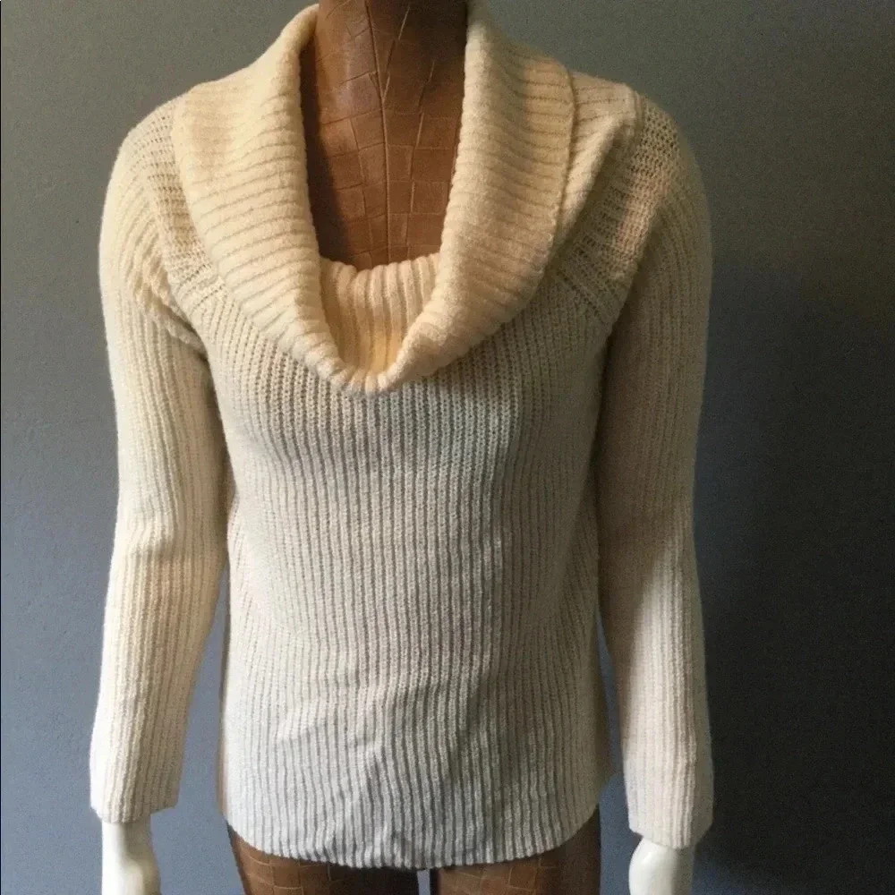 Womenโs mediumโ cowl neck sweater